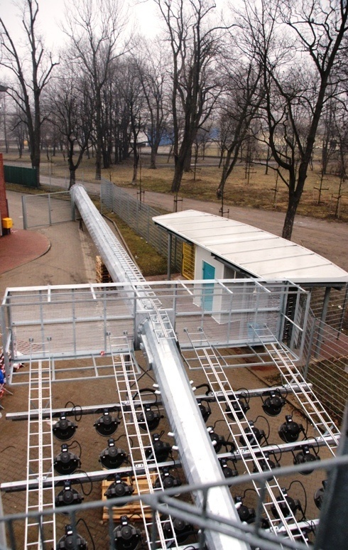 Potężne maszty oświetleniowe stają na stadionie 